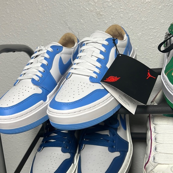 Blue elevates - Picture 2 of 5